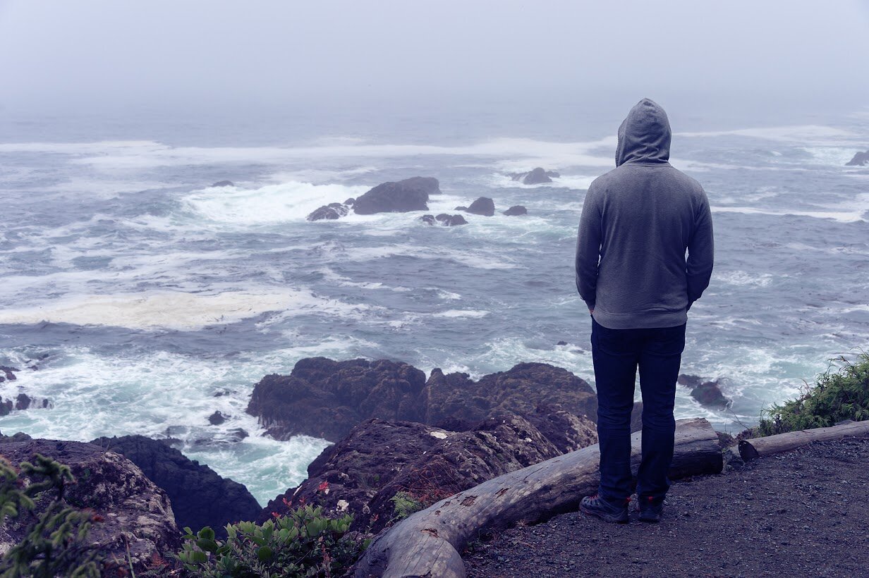Highly Sensitive Teenager standing near the ocean representing the sadness and anxiety teens in grand rapids, Michigan sometimes feel. In-Person or Online Therapy in Michigan can help you find tools to support your teen.